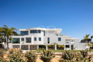 Exterior de uma moradia moderna com arredores ajardinados