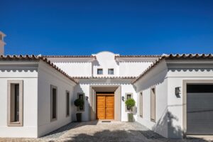 Eingang zur Villa im traditionellen Algarve-Stil mit hölzerner Eingangstür