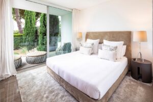Chambre lumineuse dotée de grandes fenêtres et offrant une vue sur l'extérieur