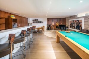 Salle de loisirs avec bar et table de billard
