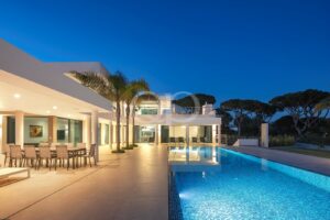 Moradia e piscina à noite