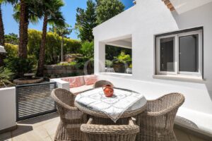 Überdachte Terrasse zum Essen im Freien