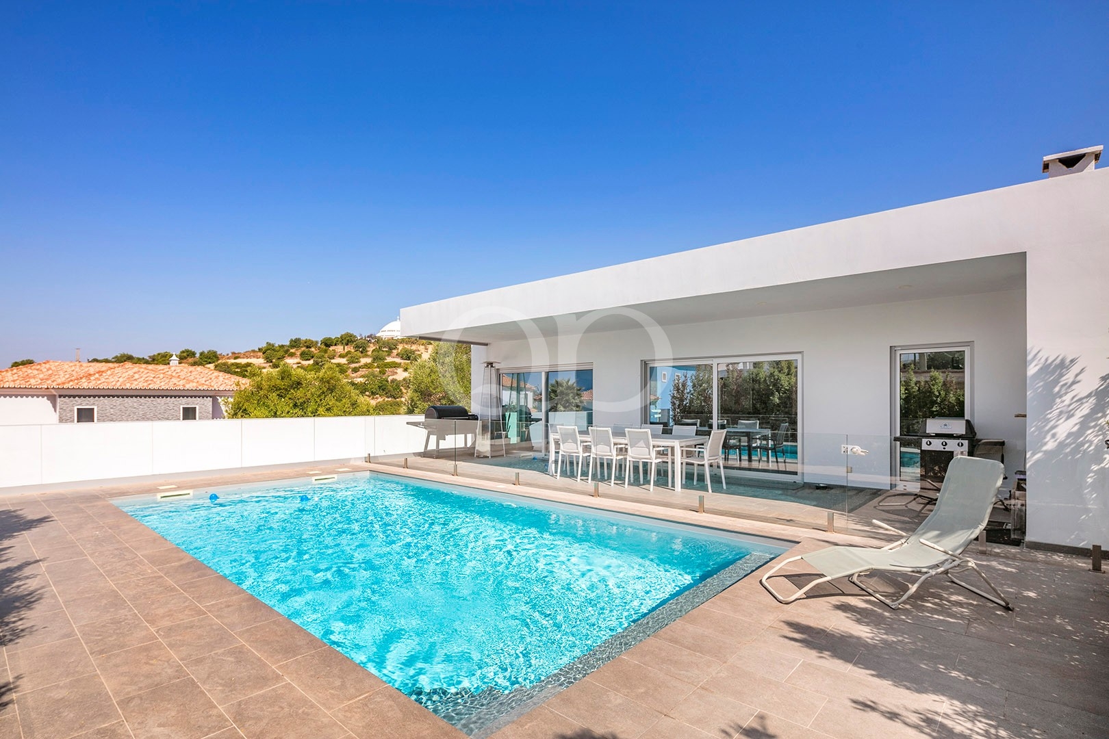 Moradia com piscina, terraço junto à piscina e zona de refeições coberta