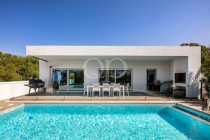 Piscina ao lado da moradia e terraço coberto para refeições