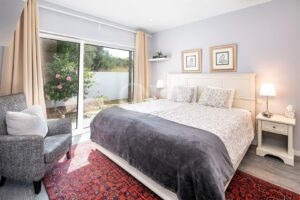 Quarto com acesso direto ao terraço através de portas de correr de vidro