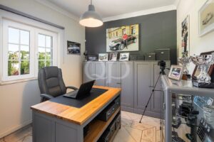 Ein stilvolles, modernes Büro, das Ruhe und Komfort bietet