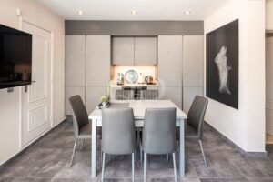 Modernes, elegantes Esszimmer mit luxuriösen schiefergrauen Schränken
