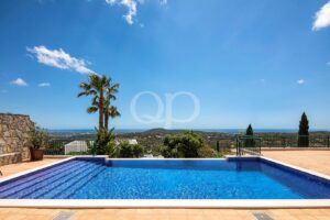 Piscine à débordement privée offrant une vue panoramique sur la mer de l'Algarve