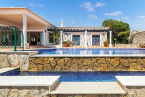 Villa de luxe avec piscine à débordement et terrasse couverte