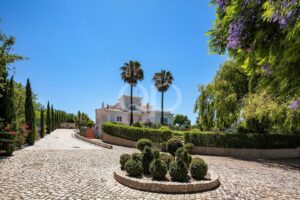 Stilvolle, traditionelle Villa mit luxuriöser Kopfsteinpflaster-Zufahrt und gepflegten Gärten