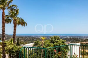 Vue panoramique sur la mer et la campagne de l'Algarve depuis la terrasse