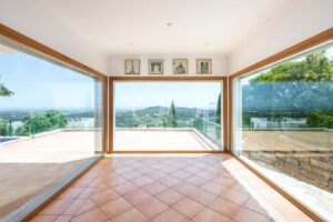 Salle à manger dotée de baies vitrées offrant une vue panoramique