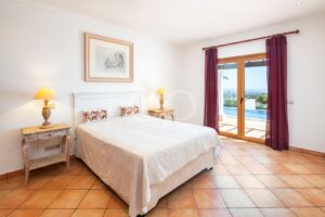 Chambre avec accès direct à la terrasse de la piscine