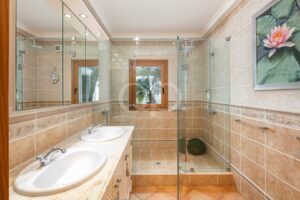 Salle de bains avec douche à l'italienne et double vasque