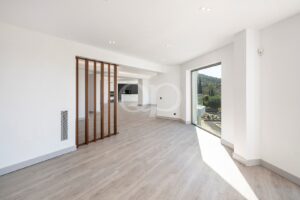 Un espace de vie lumineux et ouvert, aux finitions contemporaines et baigné de lumière naturelle