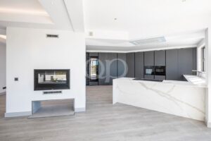 Cuisine contemporaine épurée, dotée d'un îlot central qui attire tous les regards et d'un mobilier minimaliste et élégant