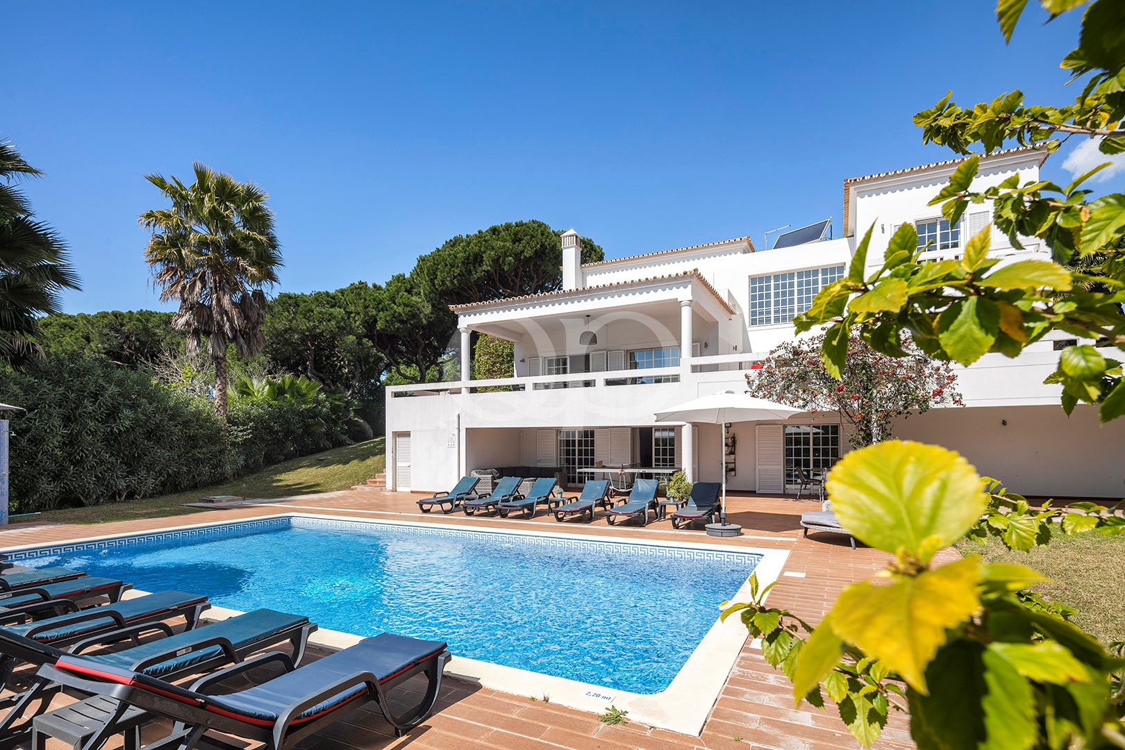 Spacious Villa with Tennis Court, Algarve