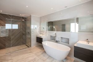 Salle de bains luxueuse avec baignoire îlot, douche à l'italienne et finitions élégantes