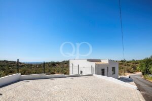 Grande terrasse offrant un cadre champêtre paisible et une vue lointaine sur la côte