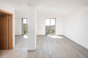 Chambre lumineuse dotée de grandes fenêtres donnant sur le paysage paisible environnant