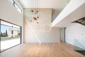 Espaço de estar luminoso, com janelas amplas e muita luz natural
