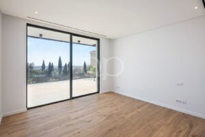 Quarto com grandes janelas de correr e vista elevada sobre a paisagem rural panorâmica