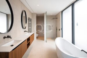 Casa de banho com banheira independente, cabina de duche e lavatório de estilo contemporâneo
