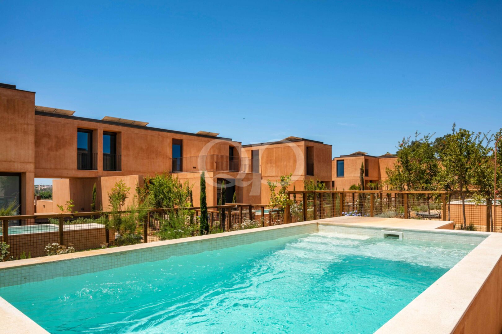 Moradia contemporânea dedicada ao golfe com piscina privada