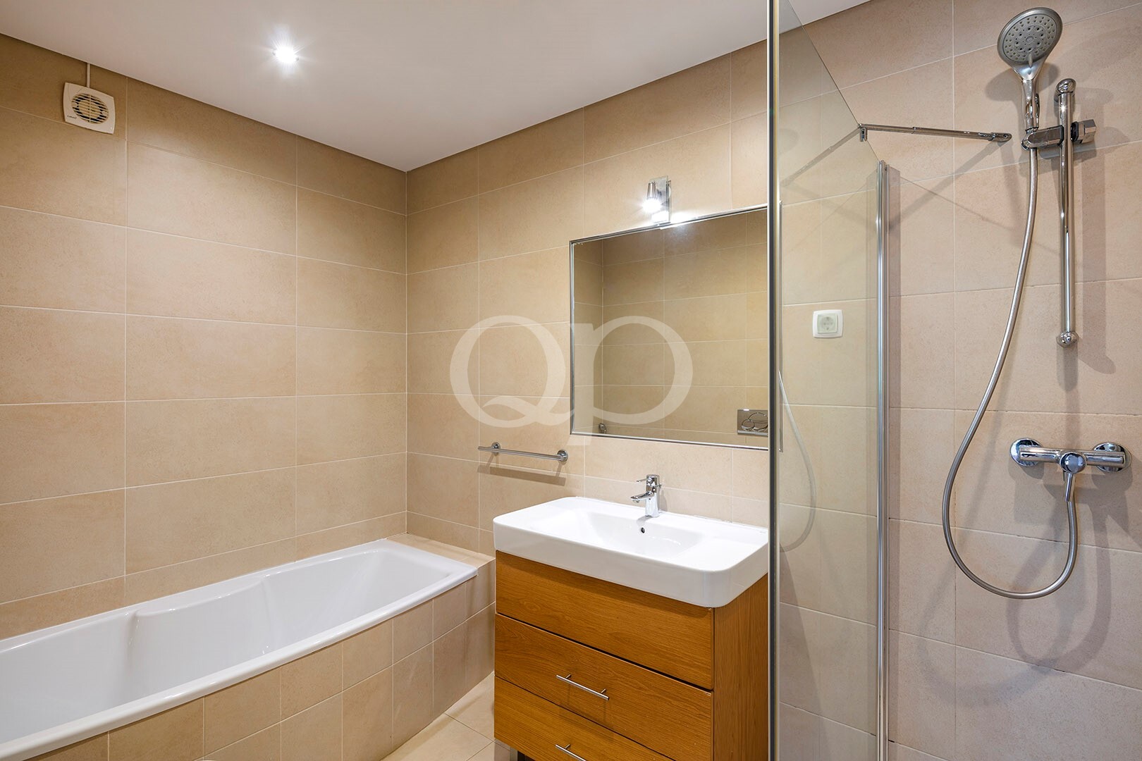 Badezimmer mit Badewanne und Dusche