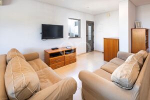 Helles Wohnzimmer mit bequemen Sitzgelegenheiten