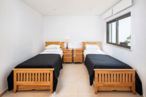 Schlafzimmer mit viel Tageslicht