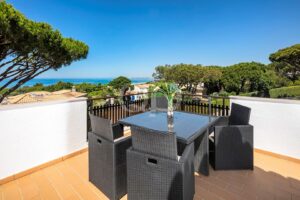 Terrasse zum Essen im Freien mit Meerblick