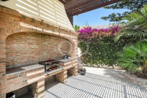 Outdoor Barbecue Area with Garden Terrace