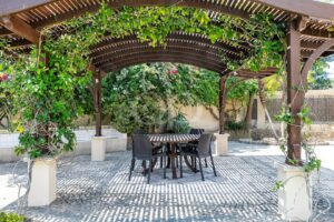Shaded Outdoor Dining Area with Pergola