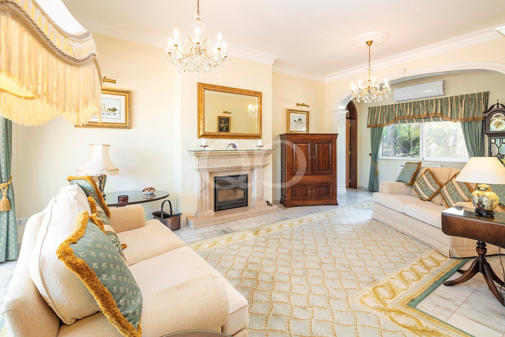 Lovely Living area with fireplace