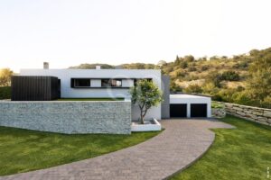 Entrée de villa aménagée avec allée et double garage