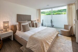 Chambre à coucher contemporaine dotée de grandes fenêtres