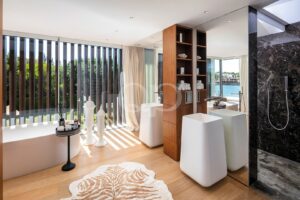 Salle de bains contemporaine dotée de grandes fenêtres