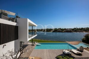 Piscine à débordement privée avec vue sur le bord de l'eau