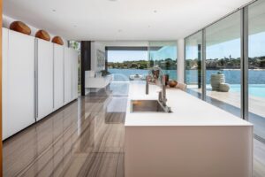 Cuisine moderne ouverte offrant une vue sur le bord de l'eau