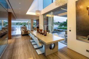Salle à manger contemporaine avec vue sur l'extérieur