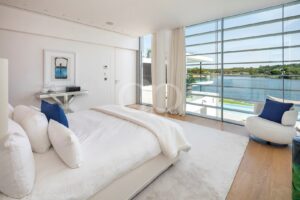 Chambre lumineuse avec vue sur la piscine