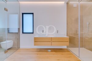 Meuble de salle de bains avec caisson en bois et vitre dépolie