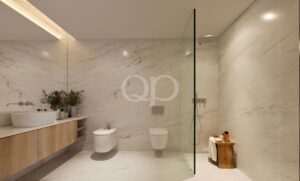 Salle de bains contemporaine en marbre, dotée d'une douche à l'italienne vitrée avec pomme de douche à effet pluie et d'un meuble-lavabo chic et moderne