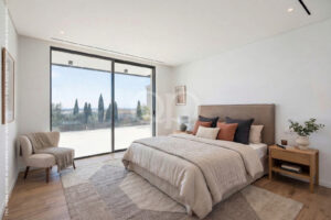Quarto com janelas do chão ao teto que dão para um terraço espaçoso