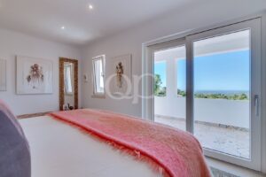 Chambre avec accès à la terrasse et vue sur la campagne