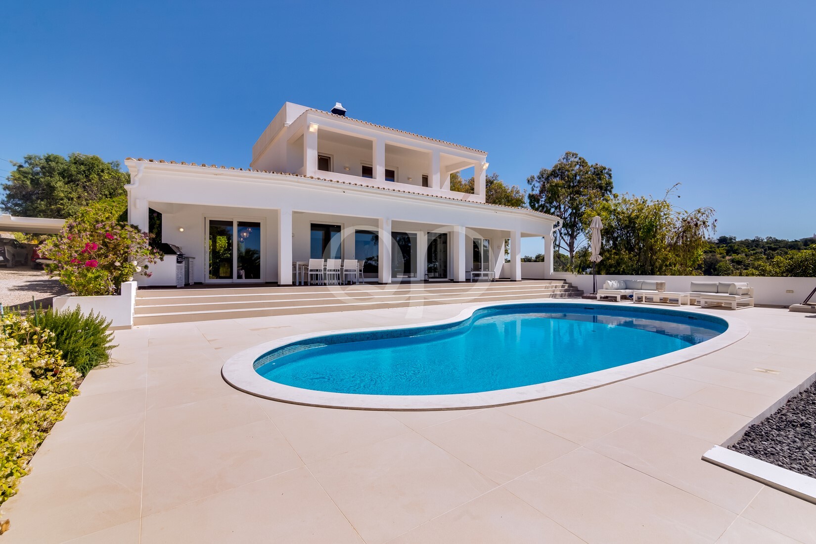 Villa avec piscine et terrasse couverte