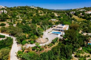 Vue aérienne d'une villa avec piscine et jardin aménagé