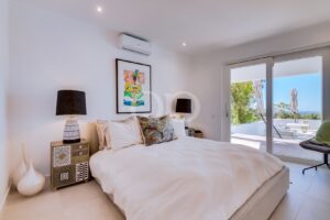 Chambre avec accès à la terrasse et vue sur le jardin