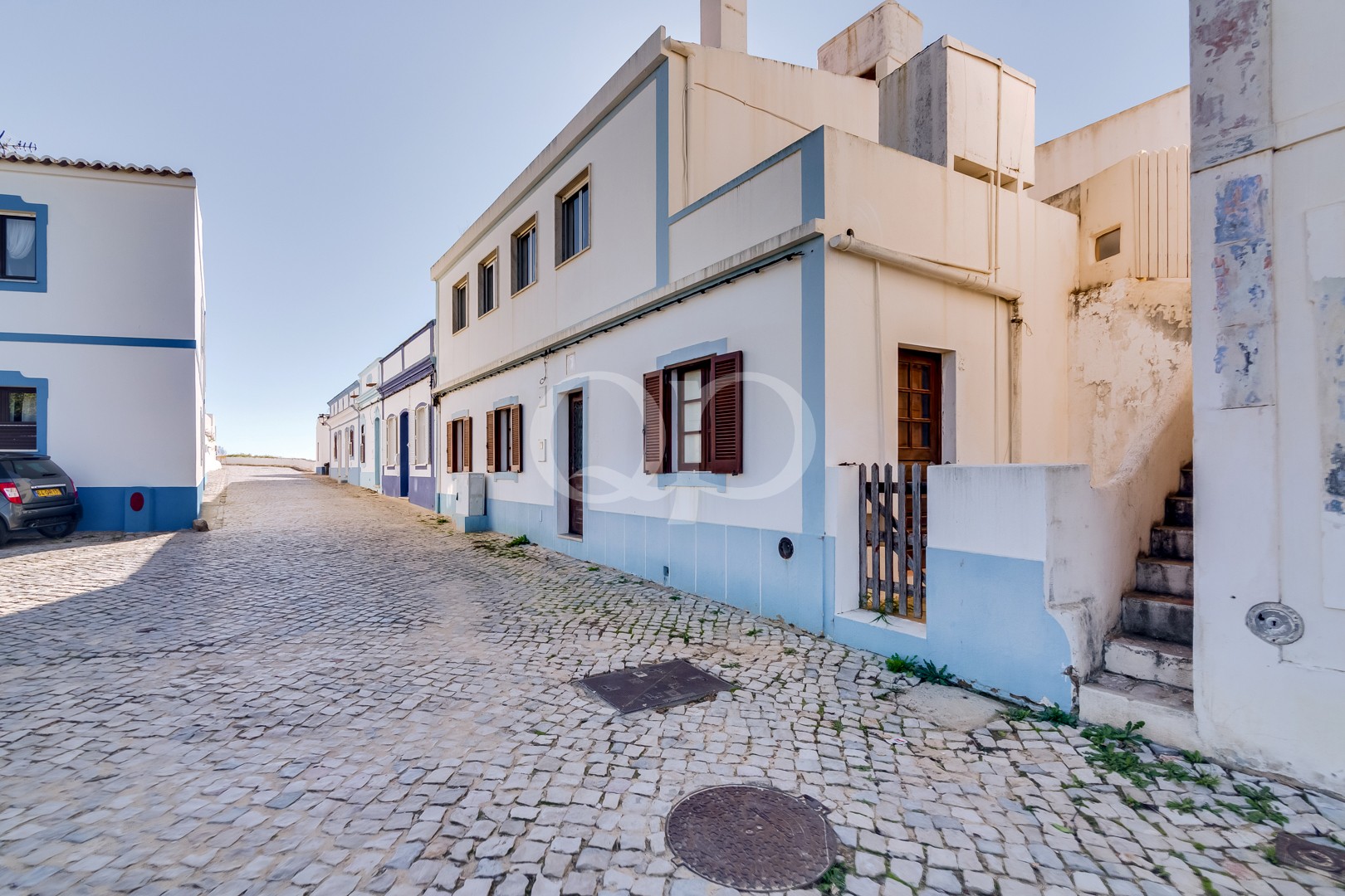 Exterior de uma moradia geminada tradicional numa rua de calçada